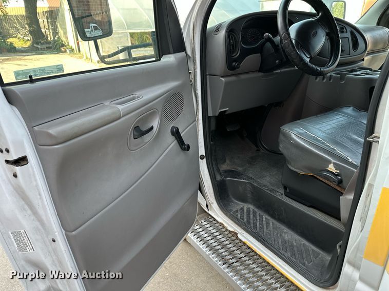 image for item NF9193 2001 Ford E450 Super Duty  shuttle bus