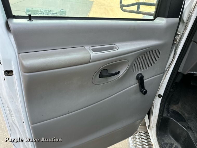 image for item NF9193 2001 Ford E450 Super Duty  shuttle bus