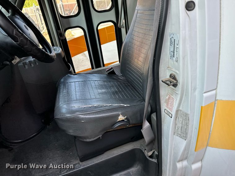 image for item NF9193 2001 Ford E450 Super Duty  shuttle bus