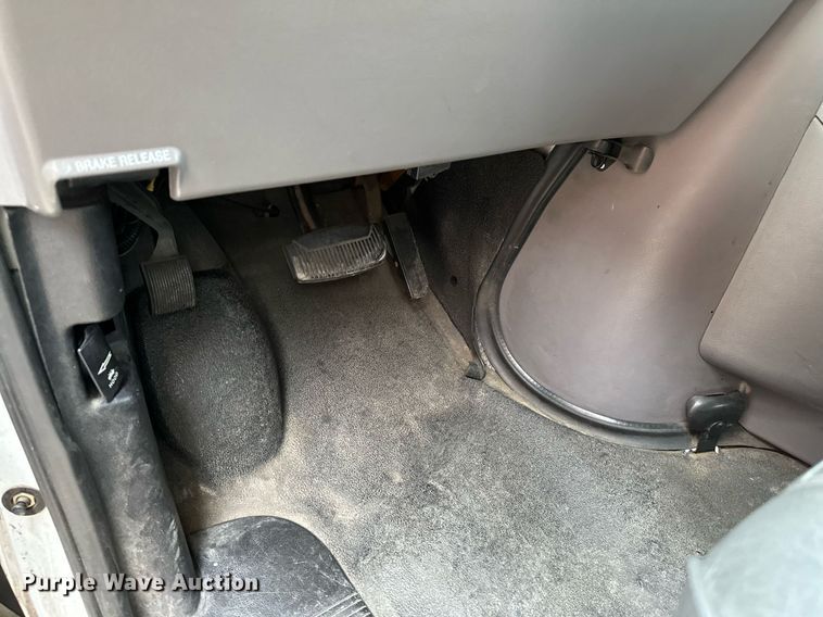 image for item NF9193 2001 Ford E450 Super Duty  shuttle bus