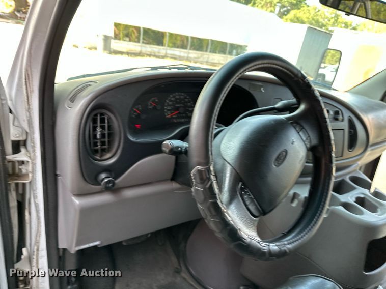 image for item NF9193 2001 Ford E450 Super Duty  shuttle bus