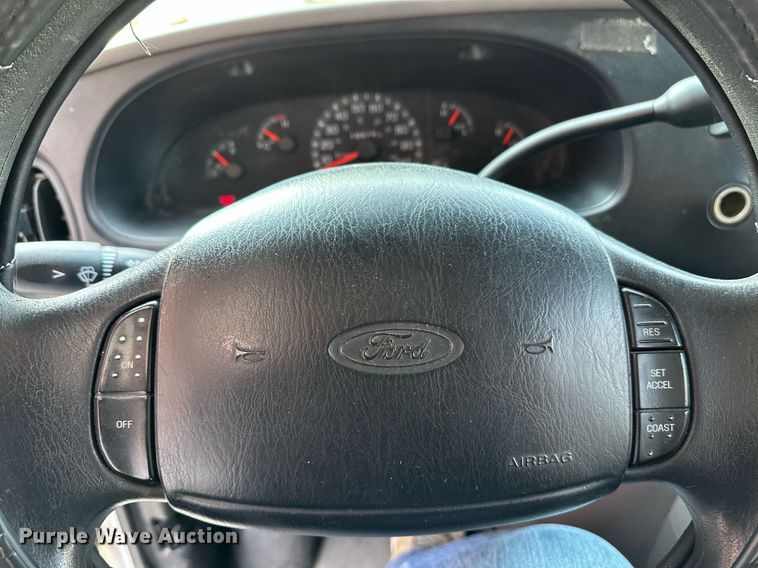 image for item NF9193 2001 Ford E450 Super Duty  shuttle bus