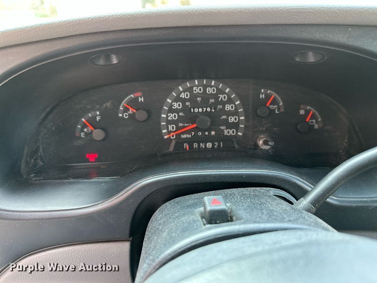 image for item NF9193 2001 Ford E450 Super Duty  shuttle bus