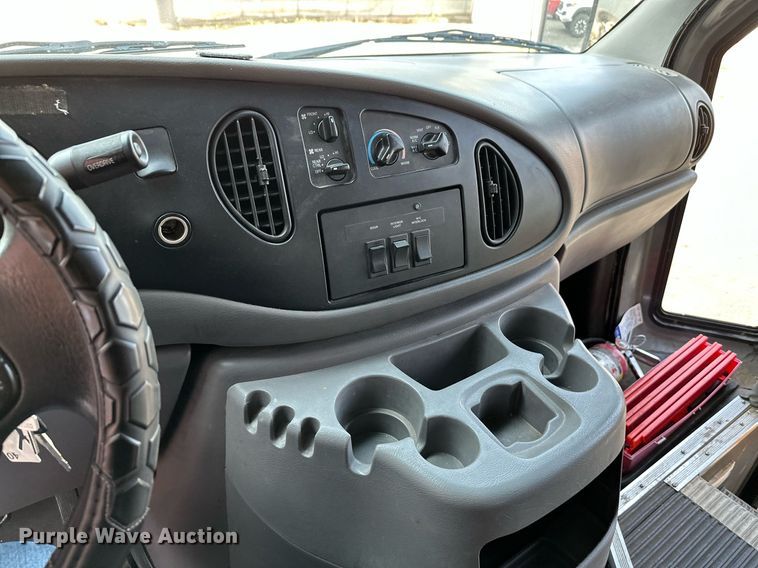 image for item NF9193 2001 Ford E450 Super Duty  shuttle bus