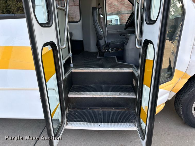 image for item NF9193 2001 Ford E450 Super Duty  shuttle bus