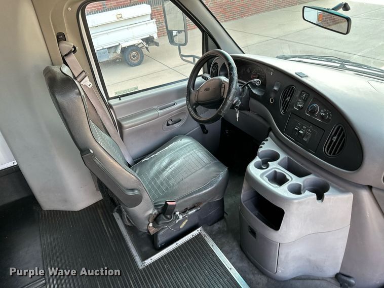 image for item NF9193 2001 Ford E450 Super Duty  shuttle bus