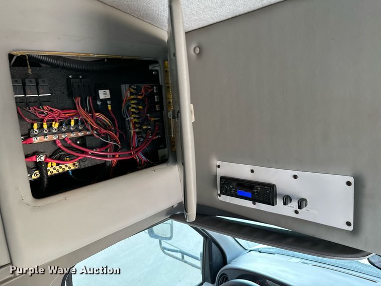 image for item NF9193 2001 Ford E450 Super Duty  shuttle bus