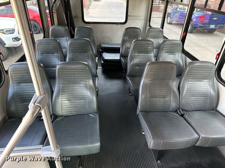 image for item NF9193 2001 Ford E450 Super Duty  shuttle bus