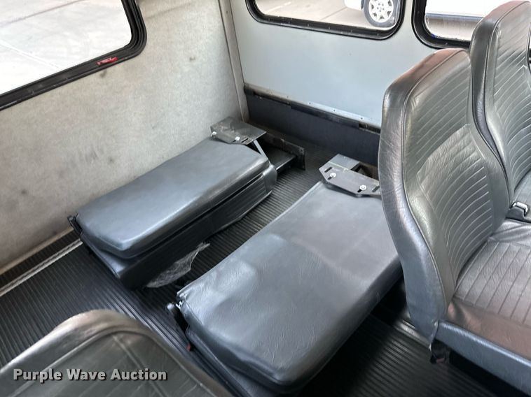 image for item NF9193 2001 Ford E450 Super Duty  shuttle bus