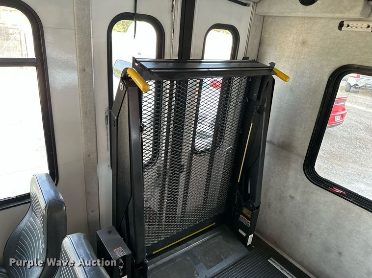 image for item NF9193 2001 Ford E450 Super Duty  shuttle bus