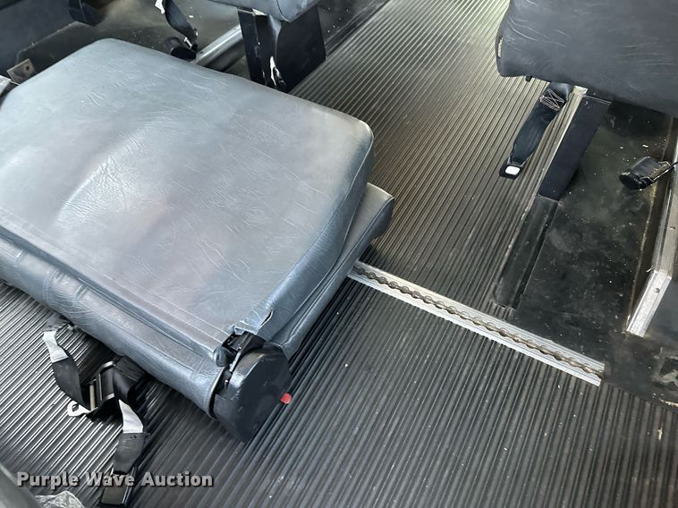 image for item NF9193 2001 Ford E450 Super Duty  shuttle bus