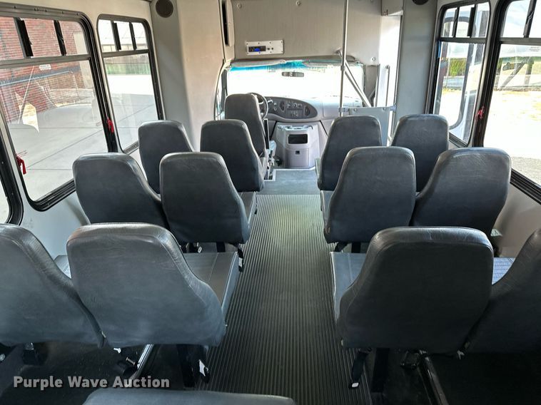 image for item NF9193 2001 Ford E450 Super Duty  shuttle bus