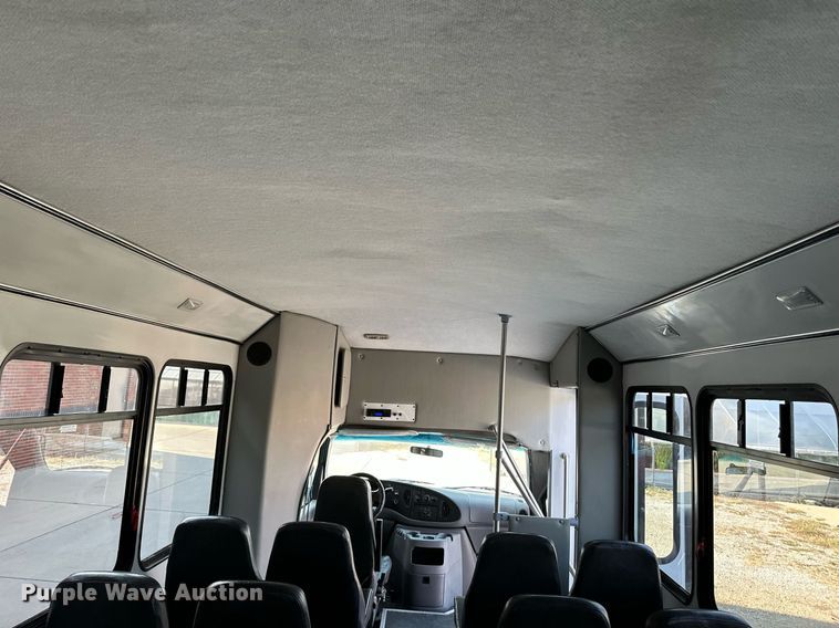 image for item NF9193 2001 Ford E450 Super Duty  shuttle bus