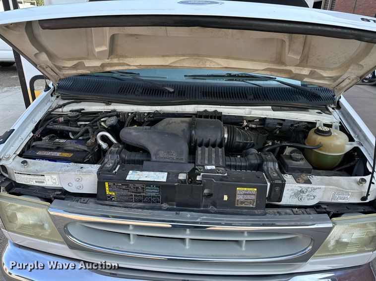 image for item NF9193 2001 Ford E450 Super Duty  shuttle bus