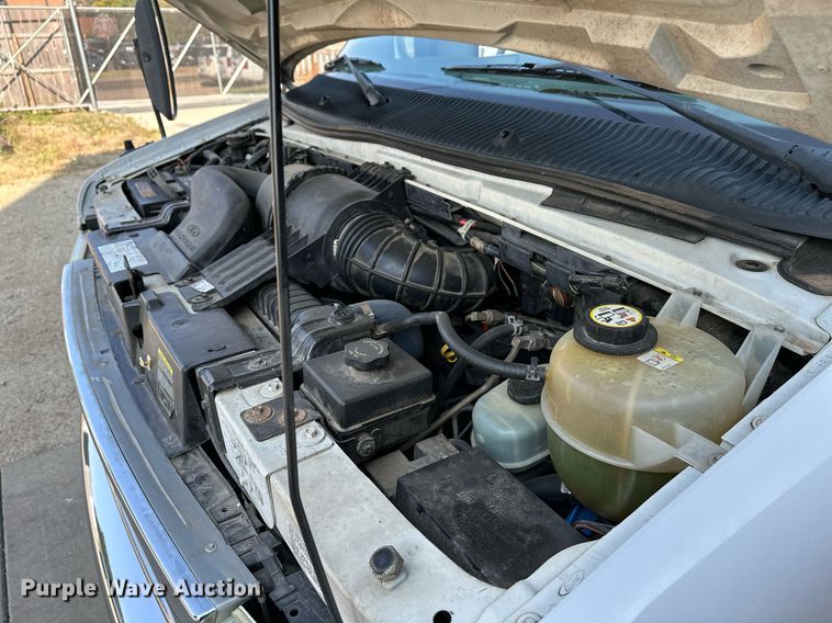 image for item NF9193 2001 Ford E450 Super Duty  shuttle bus