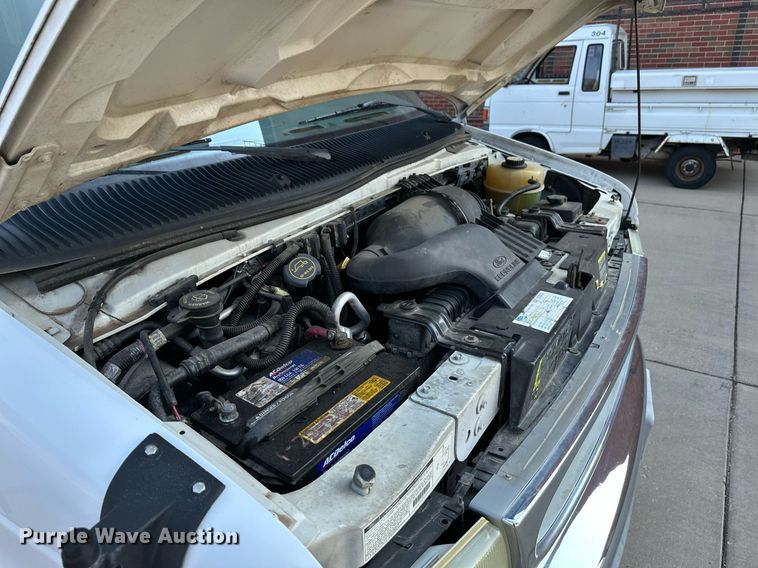 image for item NF9193 2001 Ford E450 Super Duty  shuttle bus