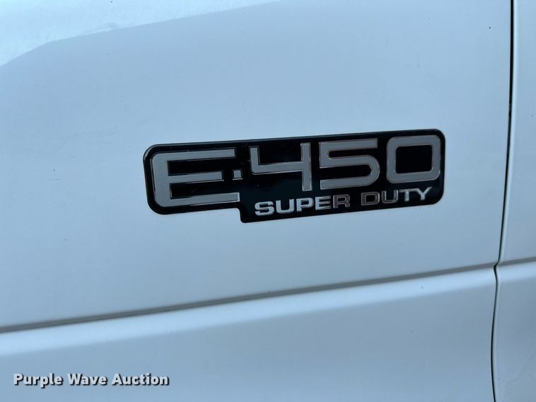 image for item NF9193 2001 Ford E450 Super Duty  shuttle bus