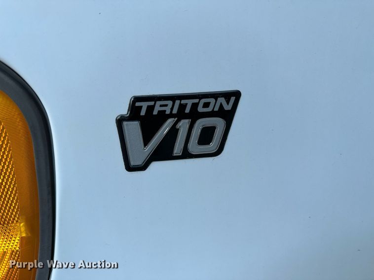 image for item NF9193 2001 Ford E450 Super Duty  shuttle bus