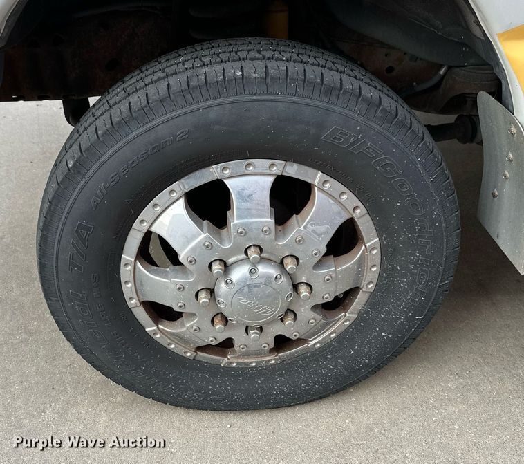 image for item NF9193 2001 Ford E450 Super Duty  shuttle bus