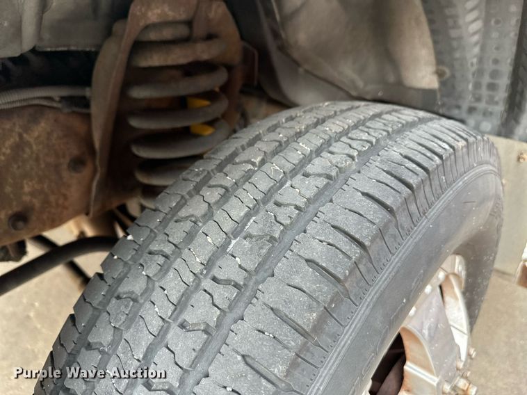 image for item NF9193 2001 Ford E450 Super Duty  shuttle bus