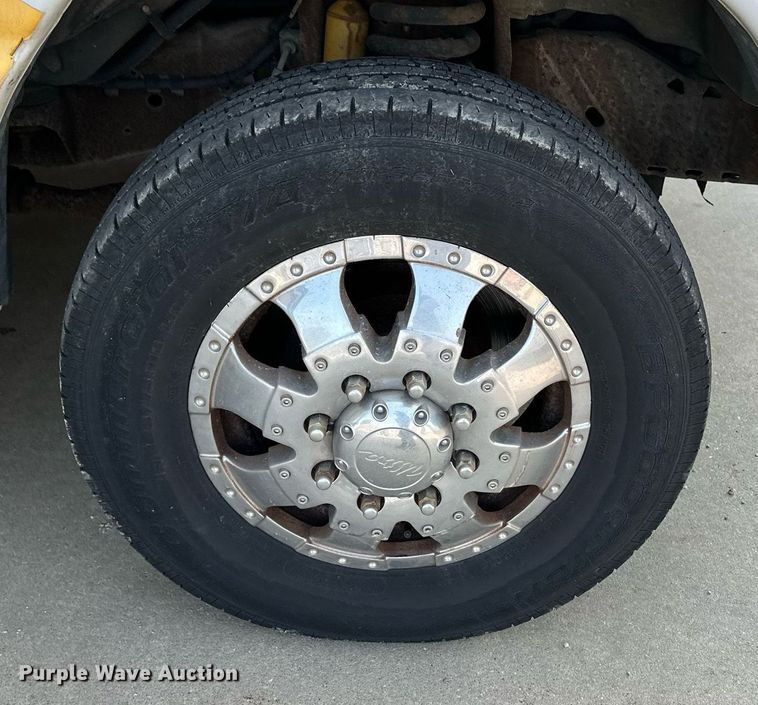 image for item NF9193 2001 Ford E450 Super Duty  shuttle bus