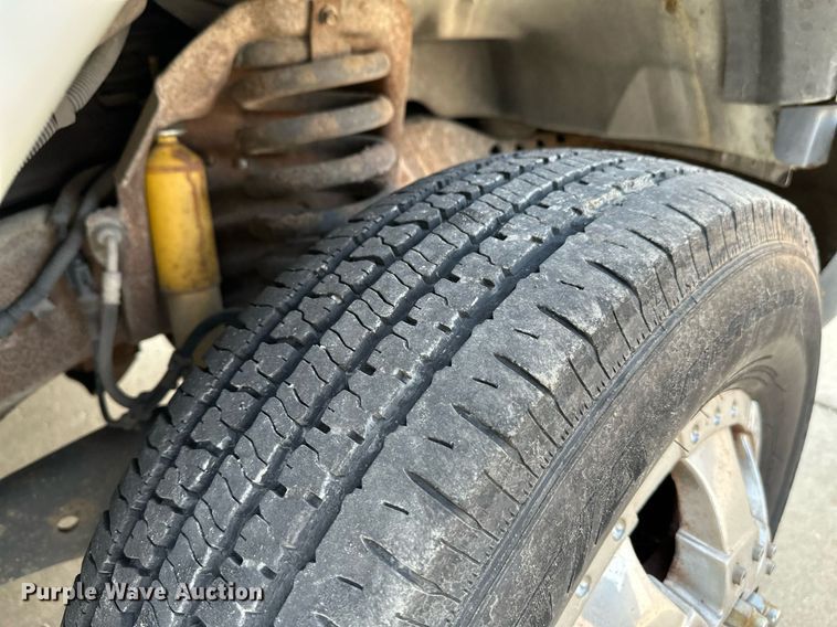 image for item NF9193 2001 Ford E450 Super Duty  shuttle bus