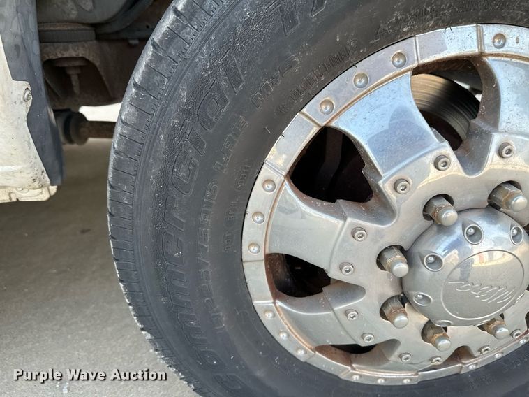 image for item NF9193 2001 Ford E450 Super Duty  shuttle bus