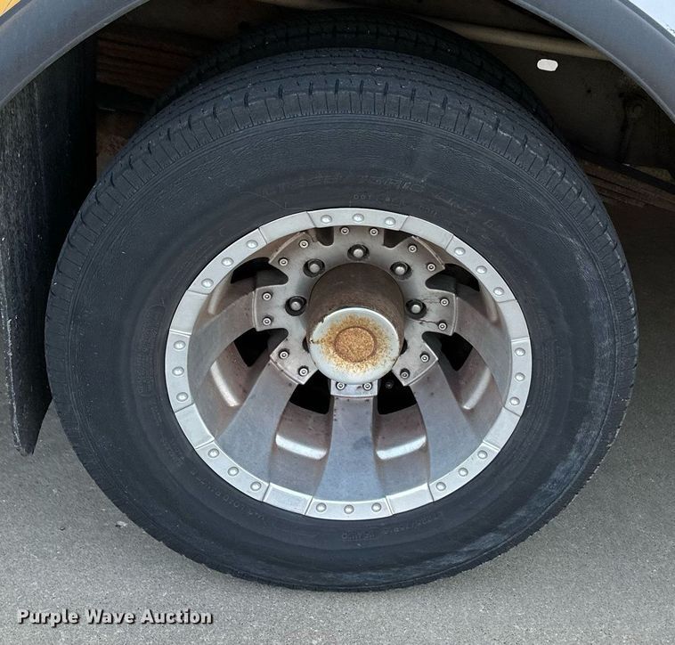 image for item NF9193 2001 Ford E450 Super Duty  shuttle bus