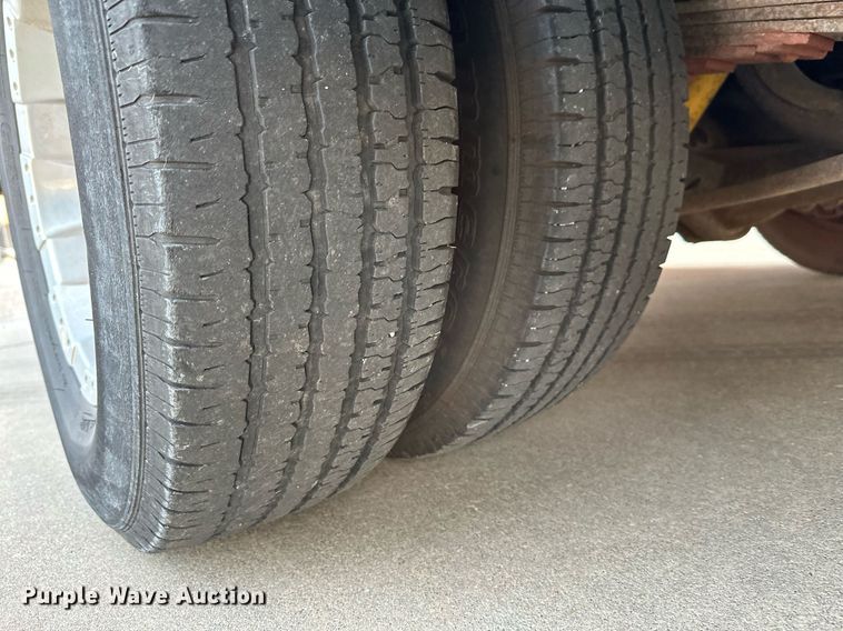 image for item NF9193 2001 Ford E450 Super Duty  shuttle bus