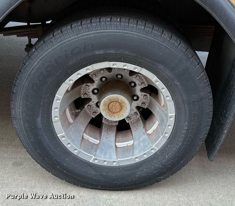 image for item NF9193 2001 Ford E450 Super Duty  shuttle bus