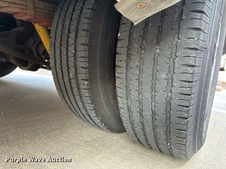 image for item NF9193 2001 Ford E450 Super Duty  shuttle bus