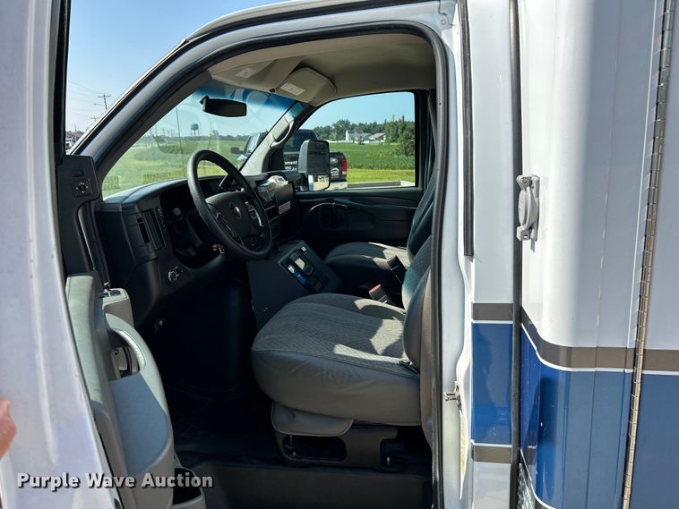 image for item NL9569 2014 Chevrolet Express 4500  ambulance