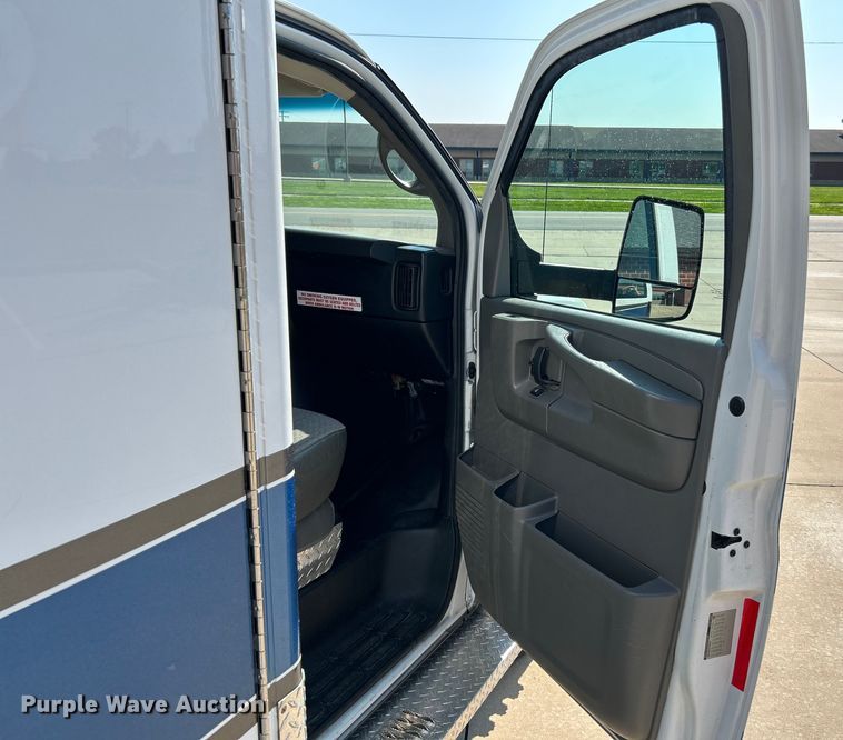 image for item NL9569 2014 Chevrolet Express 4500  ambulance