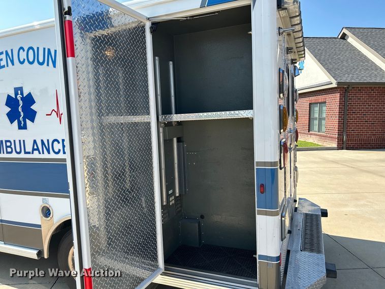 image for item NL9569 2014 Chevrolet Express 4500  ambulance