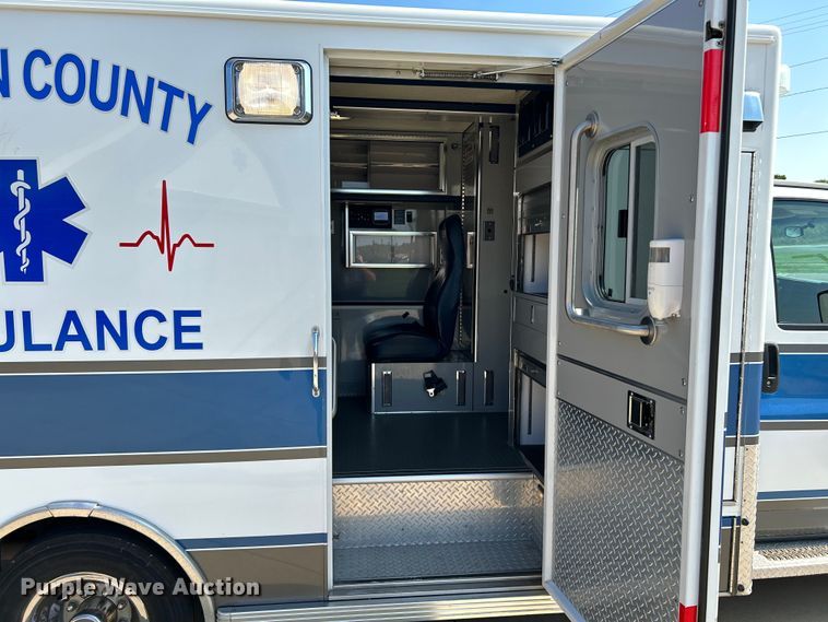 image for item NL9569 2014 Chevrolet Express 4500  ambulance