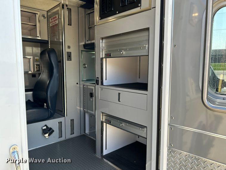 image for item NL9569 2014 Chevrolet Express 4500  ambulance