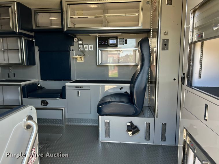 image for item NL9569 2014 Chevrolet Express 4500  ambulance