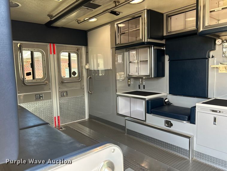 image for item NL9569 2014 Chevrolet Express 4500  ambulance