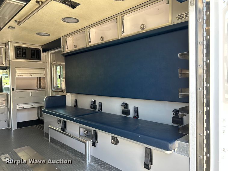 image for item NL9569 2014 Chevrolet Express 4500  ambulance