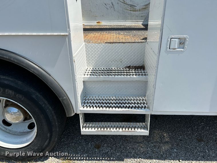 image for item NL9570 2000 Ford F750 XL Super Duty  bucket truck