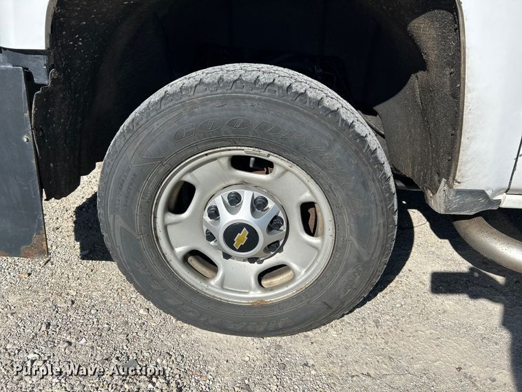 image for item NL9579 2015 Chevrolet Silverado 2500HD  Double Cab utility bed pickup truck