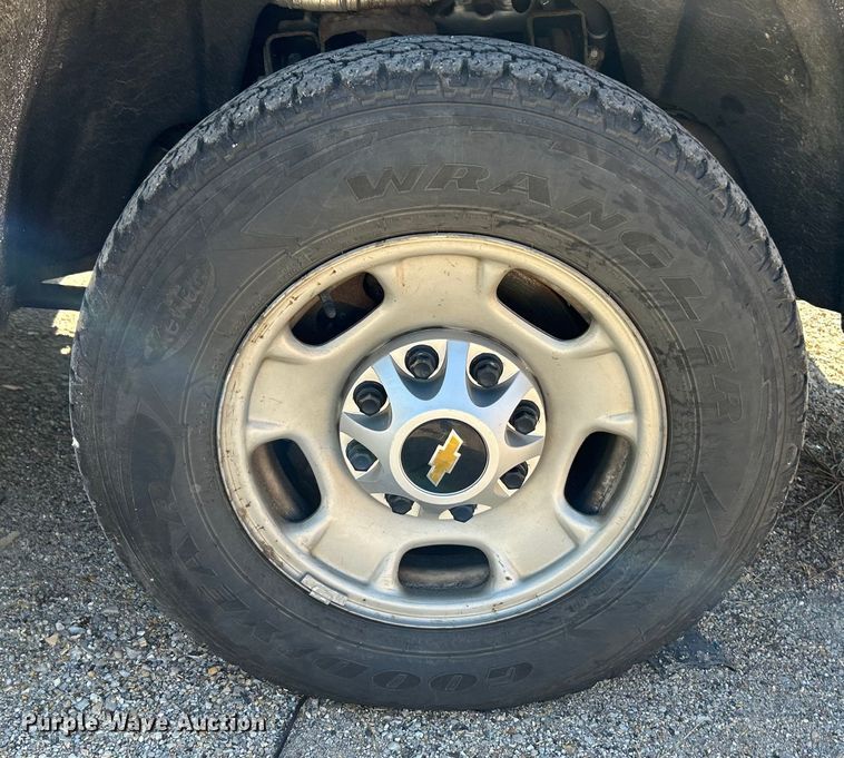 image for item NL9579 2015 Chevrolet Silverado 2500HD  Double Cab utility bed pickup truck