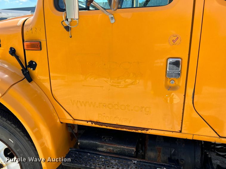 image for item NL9587 2001 International 4900  dump truck