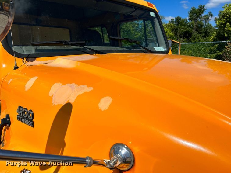 image for item NL9587 2001 International 4900  dump truck