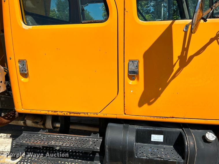 image for item NL9587 2001 International 4900  dump truck