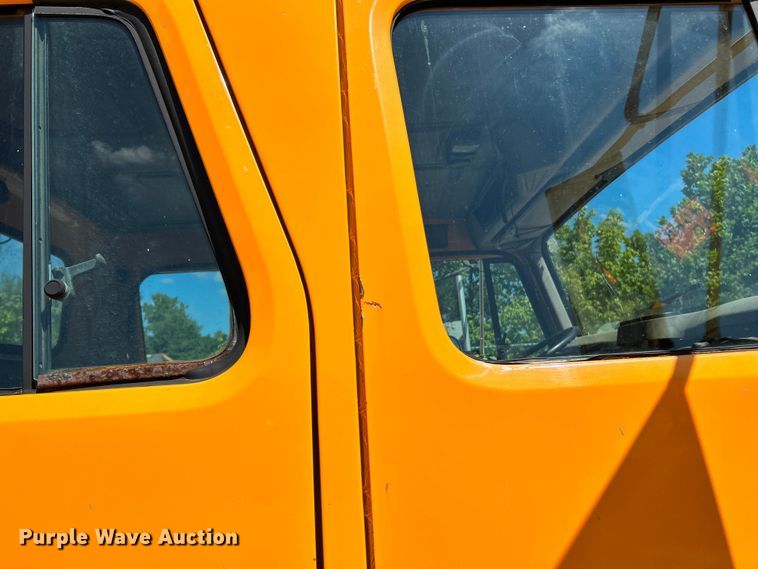 image for item NL9587 2001 International 4900  dump truck