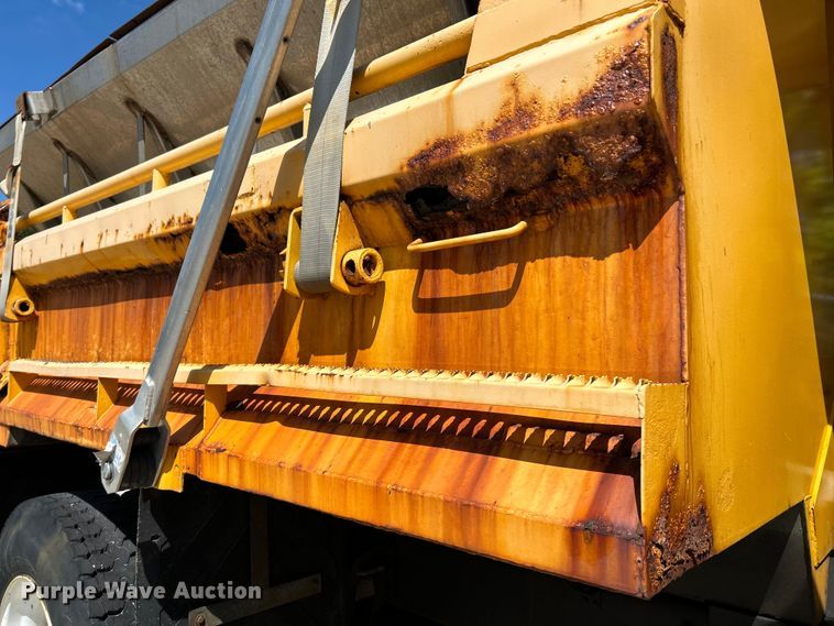 image for item NL9587 2001 International 4900  dump truck