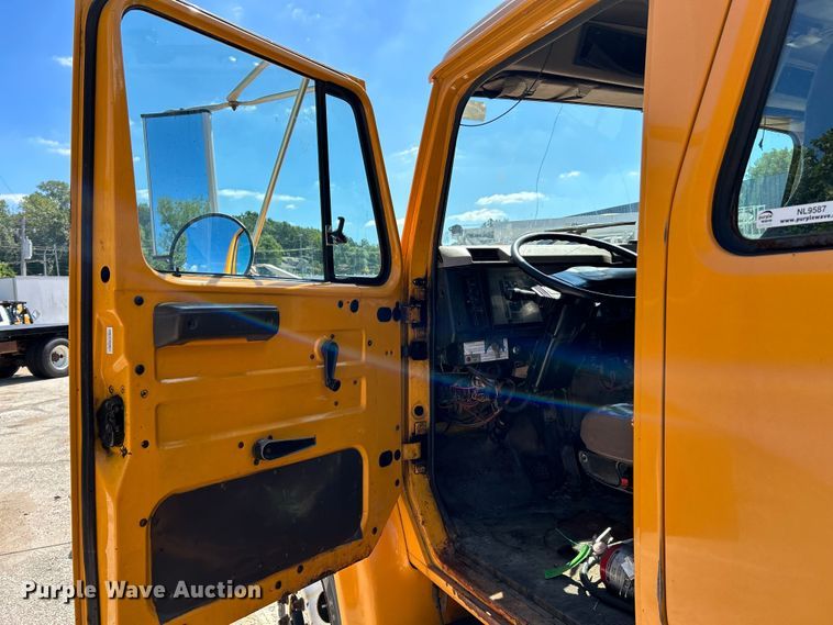 image for item NL9587 2001 International 4900  dump truck