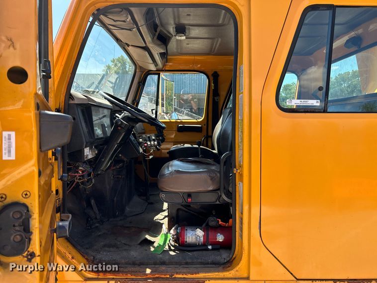 image for item NL9587 2001 International 4900  dump truck