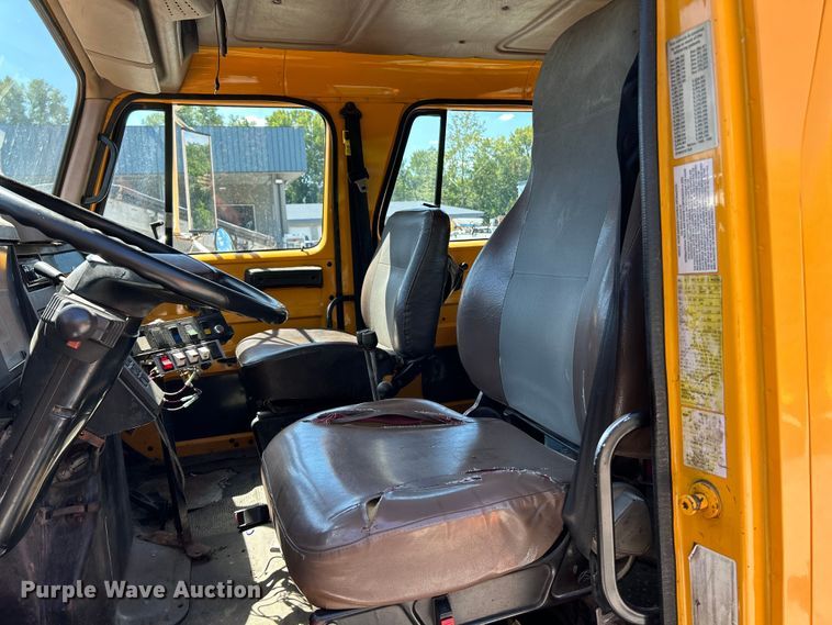 image for item NL9587 2001 International 4900  dump truck